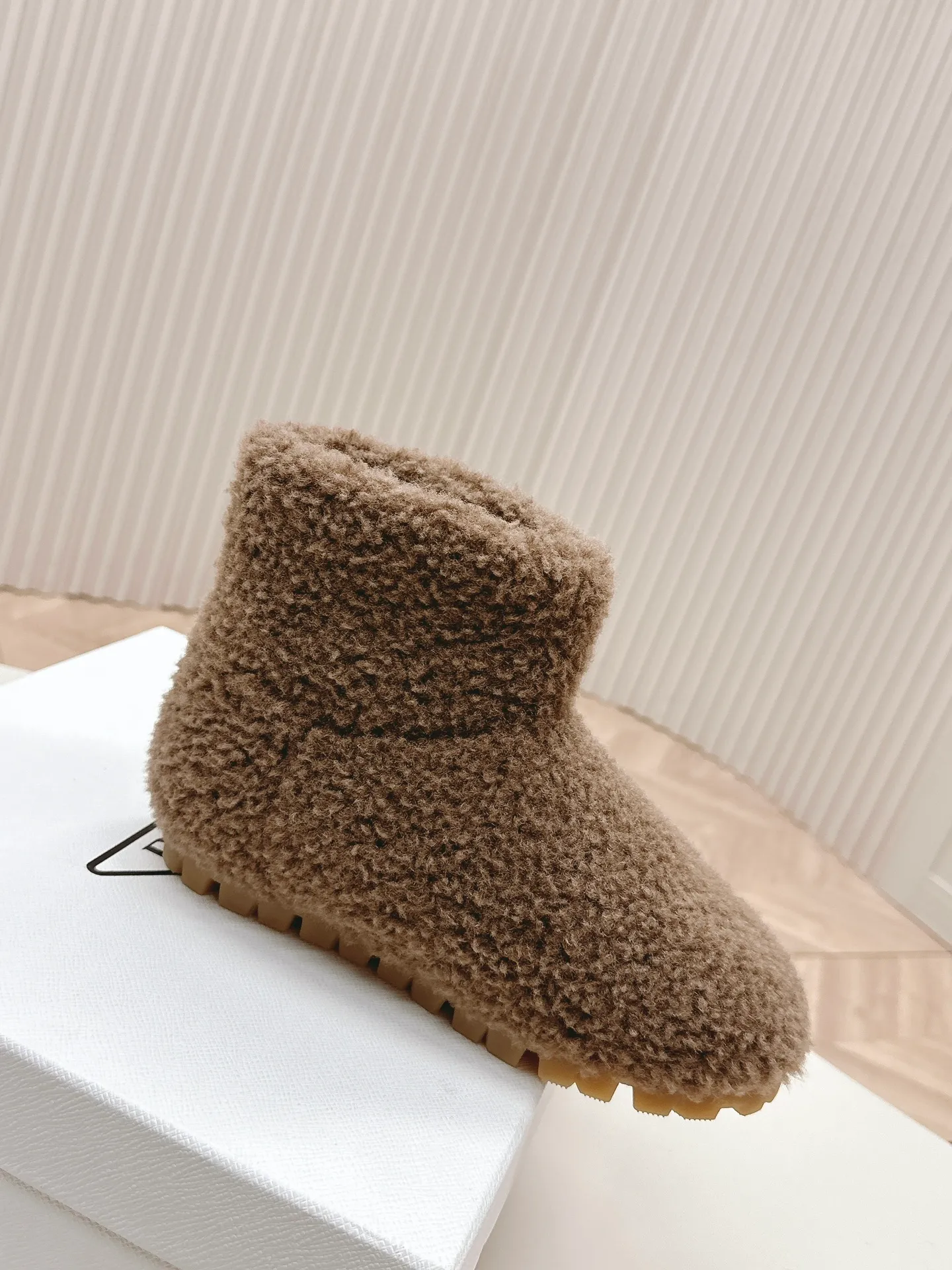 👟👟Ex-factory price 560👟👟 Prada prada24 autumn and winter furry short boots snow boots． The classic triangle buckle is comfortable, cute, cute, fashionable, elegant and versatile. The wool is comfortable and soft, awakening the warmth of autumn and winter. Let you walk comfortably from morning to night. You can easily manage the changing seasons. Wool, original outsole! 35-40 yards